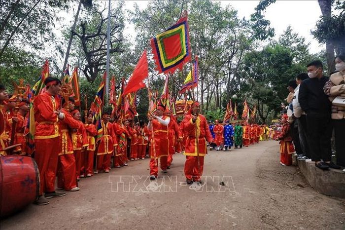 Các thôn lần lượt vào dâng lễ phẩm.