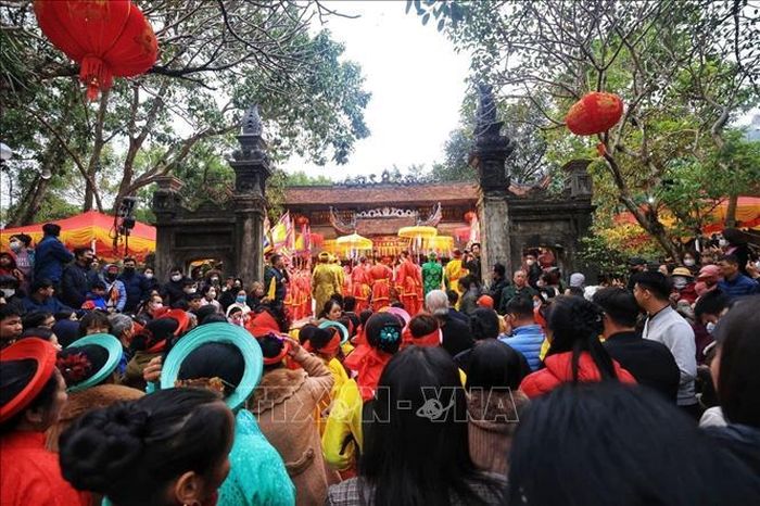 Đông đảo người dân đến dự lễ hội.