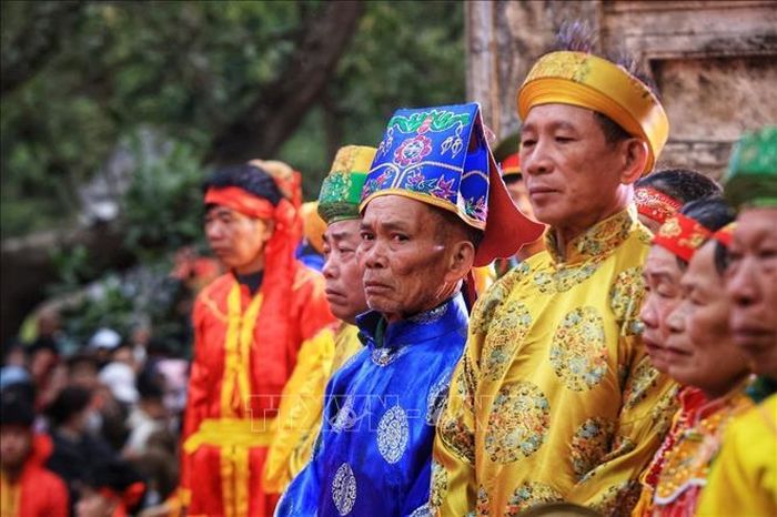 Bô lão đại diện các thôn tại lễ hội.