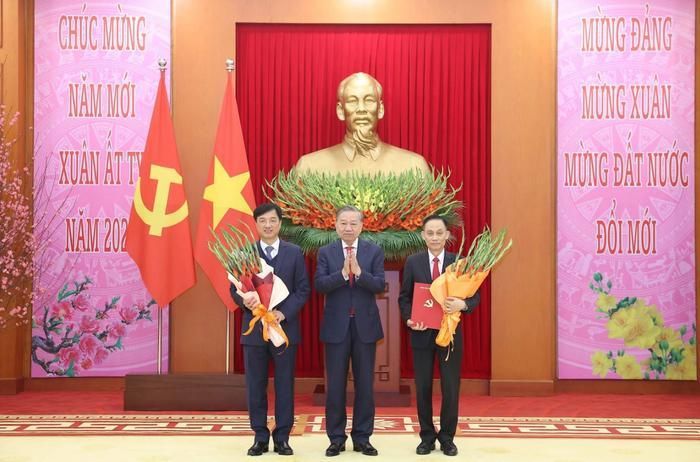 Tổng Bí thư Tô Lâm tặng hoa chúc mừng ông Nguyễn Duy Ngọc và ông Lê Hoài Trung (ảnh phải)