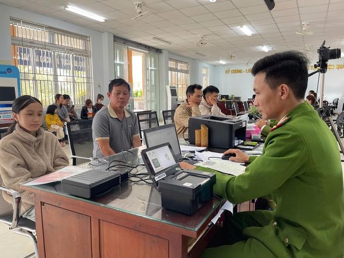 Giải quyết thủ tục hành chính công cho người dân tại Trung tâm Hành chính công huyện Quảng Điều chiều mùng 6 Tết 