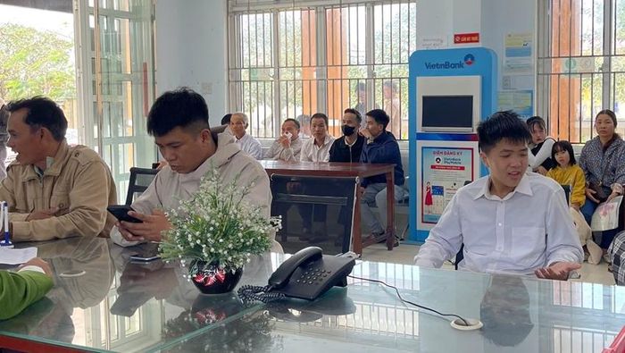 Người dân chờ để làm thủ tục hành chính 