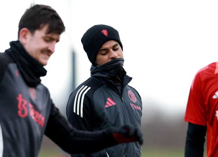 Anh trở thành người thừa tại Manchester United.