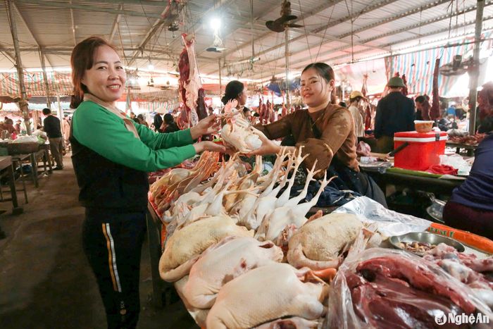 Gà trống cúng làm sẵn cũng được người dân chọn mua. Ảnh: T.P