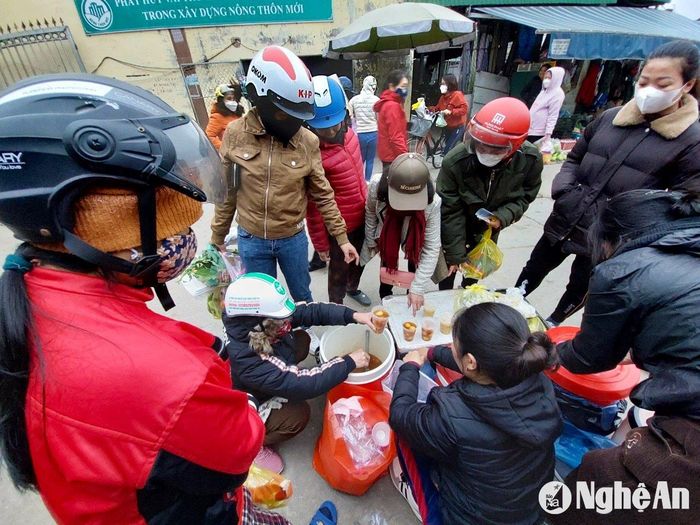 Bánh ngào, chè hoa cau được nhiều người chọn mua. Ảnh: T.P
