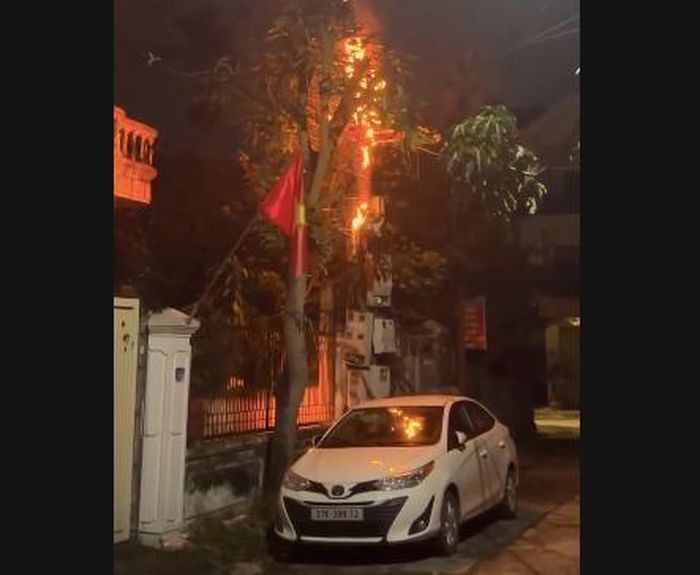 Ngay dưới cột điện còn có một chiếc xe ô tô đậu. Ảnh: cắt từ clip