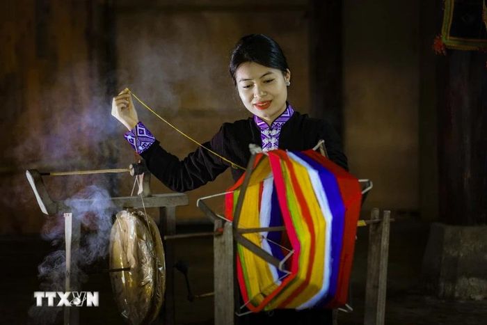 Chị Lò Thị Tiển Oanh, phường Nam Thanh, thành phố Điện Biên Phủ kéo sợi để dệt khăn Piêu. (Ảnh: Xuân Tư/TTXVN)