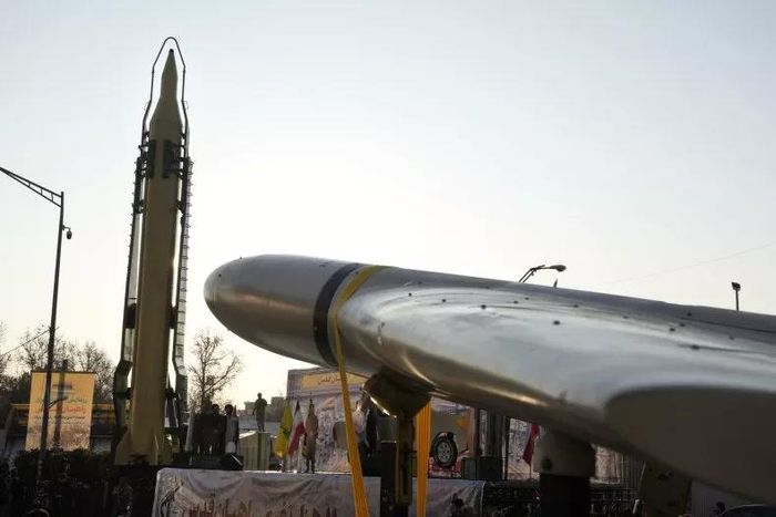 Tên lửa và máy bay không người lái do Iran chế tạo được trưng bày trong cuộc diễu hành của lực lượng bán quân sự Basij tại Tehran, Iran, ngày 10/1/2025. Ảnh: AP.