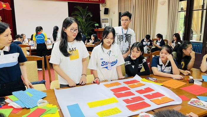 Trẻ em tham dự Diễn đàn trẻ em quốc gia năm 2023 trao đổi về vấn đề bảo vệ trẻ em trên môi trường mạng.