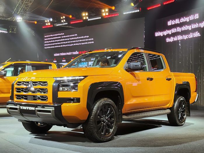 Mitsubishi Xpander Cross (trái) và Triton (phải). 