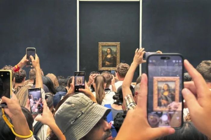 Không khí hỗn loạn khi mọi người cố gắng chiêm ngưỡng kiệt tác của Leonardo da Vinci