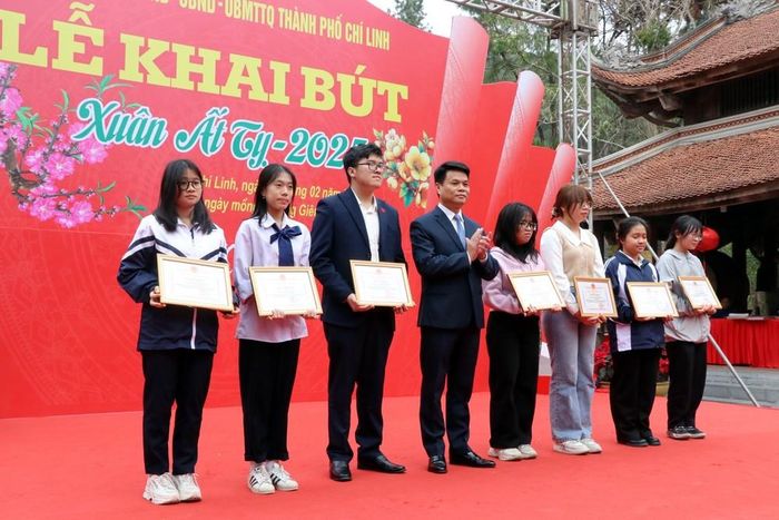 Chủ tịch UBND tỉnh Hải Dương Lê Ngọc Châu khen thưởng học sinh giỏi của huyện Thanh Trì, Hà Nội (quê hương thầy giáo Chu Văn An)