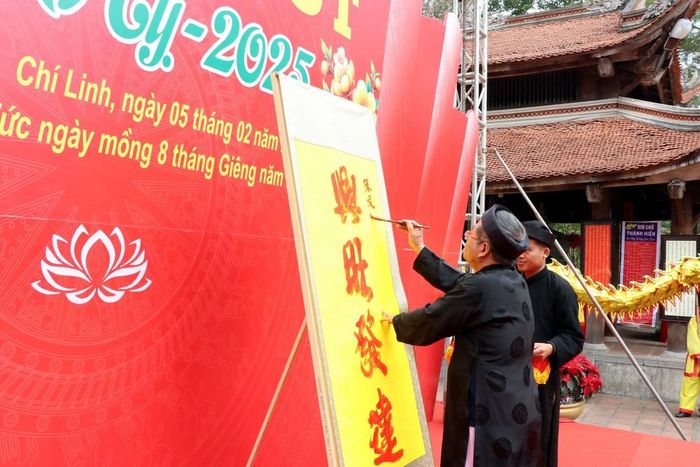 Nhà thư pháp Phạm Hùng trình diễn khai bút chữ Hán với 4 chữ: Hưng Vượng Phát Đạt