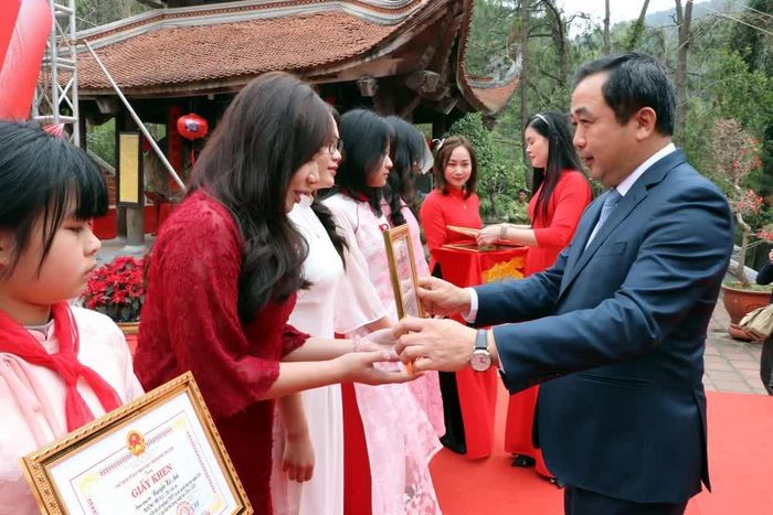 Bí thư Tỉnh ủy Hải Dương Trần Đức Thắng khen thưởng học sinh của thành phố Chí Linh có thành tích học tập tốt