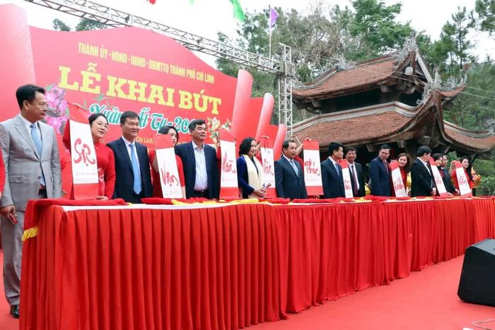 Các đại biểu khai bút 10 chữ quốc ngữ: Nhân thuận bách niên, phúc gia hòa, vạn sự hưng