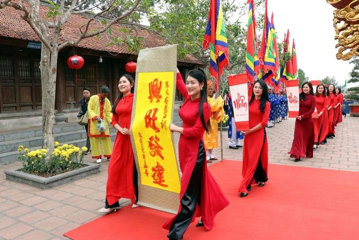 Dâng chữ lên đền thờ thầy giáo Chu Văn An