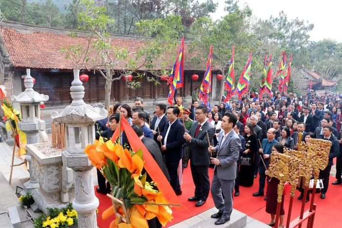 Các đại biểu và nhân dân dâng hương tưởng niệm thầy giáo Chu Văn An