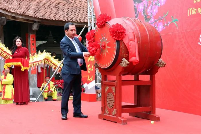 Bí thư Tỉnh ủy Hải Dương Trần Đức Thắng đánh trống mở đầu cho Lễ khai bút