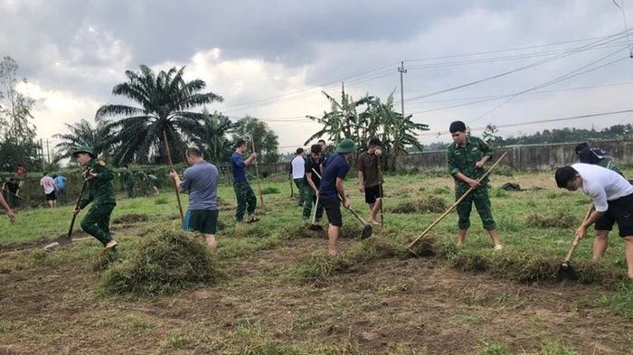 Chiến sĩ cải tạo đất để tăng gia sản xuất, nuôi trồng tại đơn vị.