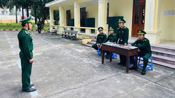 Thực hành điều lệnh đối với chiến sĩ mới.
