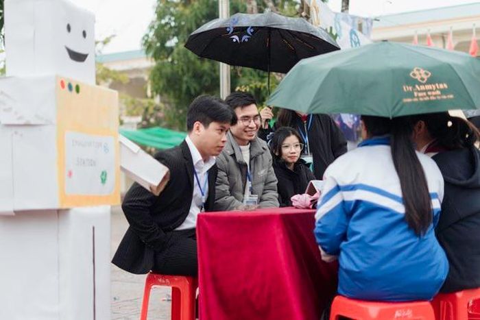Các khu vực tư vấn trở nên sôi động khi nhiều sĩ tử đến lắng nghe và tìm kiếm định hướng phù hợp. (Ảnh: BTC)