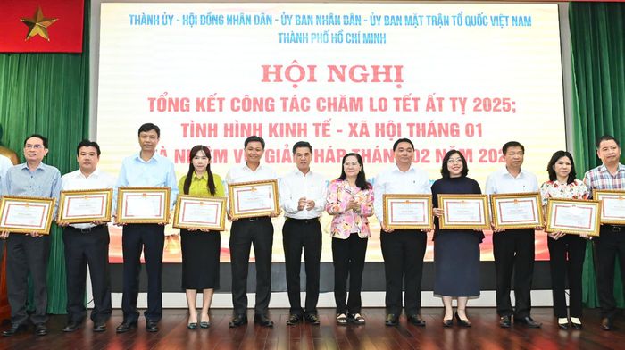 Chủ tịch HĐND TPHCM Nguyễn Thị Lệ cùng Phó Chủ tịch UBND TPHCM Nguyễn Văn Dũng trao Bằng khen của Chủ tịch UBND TPHCM đến các tập thể có thành tích xuất sắc trong công tác chăm lo Tết Nguyên đán 2025. Ảnh: VIỆT DŨNG