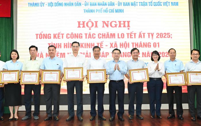 Phó Bí thư Thường trực Thành ủy TPHCM Nguyễn Thanh Nghị và Phó Chủ tịch UBND TPHCM Trần Thị Diệu Thúy trao Bằng khen của Chủ tịch UBND TPHCM đến các tập thể có thành tích xuất sắc trong công tác chăm lo Tết Nguyên đán 2025. Ảnh: VIỆT DŨNG