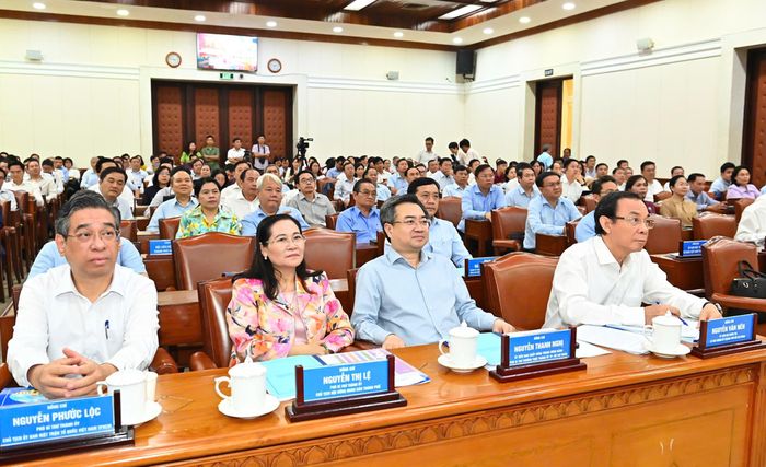 Bí thư Thành ủy TPHCM Nguyễn Văn Nên cùng các đồng chí Thường trực Thành ủy TPHCM dự hội nghị. Ảnh: VIỆT DŨNG