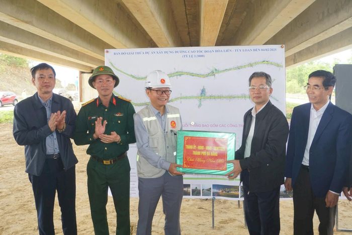 Bí thư Thành ủy Đà Nẵng Nguyễn Văn Quảng tặng quà Chúc mừng năm mới