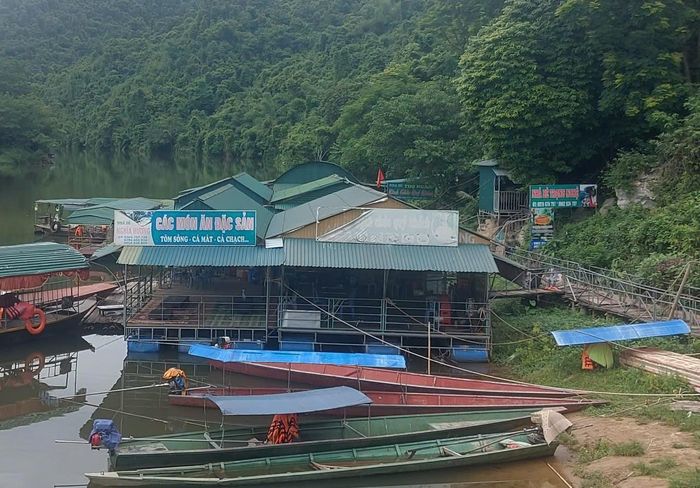 Nhiều nhà hàng lấn chiếm đất rừng phòng hộ. Ảnh: Tiến Hùng