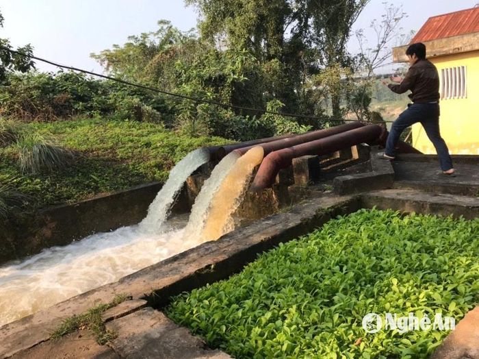 Công nhân túc trực tại các trạm bơm ở huyện Thanh Chương. Ảnh: Văn Trường