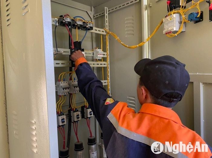 Công nhân kiểm tra nguồn điện tại trạm bơm. Ảnh: Văn Trường