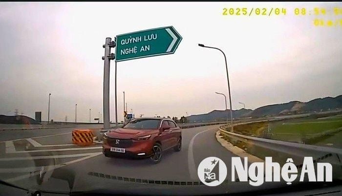 Hình ảnh ô tô đi ngược chiều trên cao tốc. Ảnh cắt từ clip