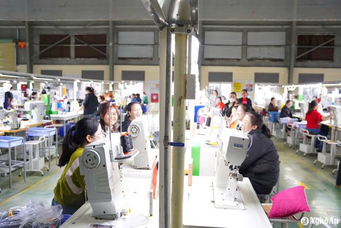 Không khí vui tươi của người lao động trong ngày đi làm trở lại sau kỳ nghỉ Tết Nguyên đán Ất Tỵ. Ảnh: Duy Chương