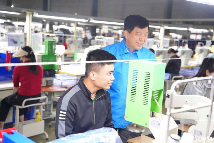 Chủ tịch Liên đoàn Lao động tỉnh thăm hỏi, động viên tinh thần công nhân, lao động sau Tết Nguyên đán 2025. Ảnh: Trần Vân