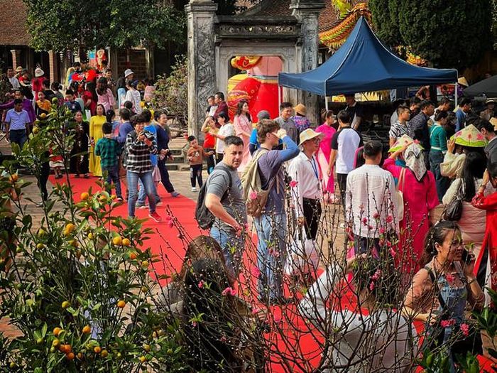 Du khách trải nghiệm sắc Xuân Tết Việt Nam. (Ảnh: Mai Mai/Vietnam+)