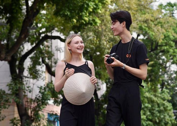Du khách quốc tế thích thú khi trải nghiệm cuộc sống của người dân Thủ đô Hà Nội. (Ảnh: CTV/Vietnam+)