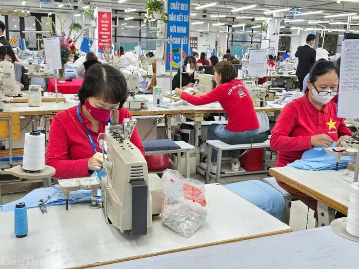 Người lao động May 10 thi đua hăng say lao động ngay trong những ngày đầu Xuân. Ảnh: Thu Hường