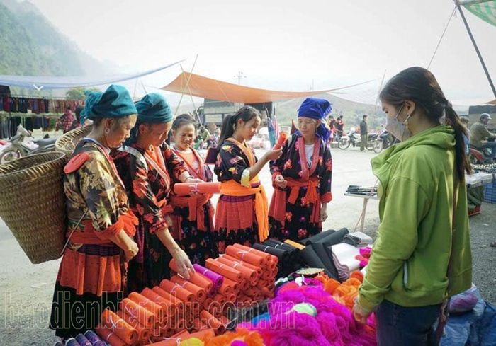 Chợ phiên vùng cao - Một sản phẩm du lịch đặc sắc của Tủa Chùa. Ảnh: Thùy Biên