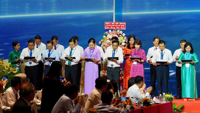 Chủ tịch UBND các phường thuộc TP Thủ Đức ký cam kết thực hiện quy hoạch chung. Ảnh: HOÀNG HÙNG