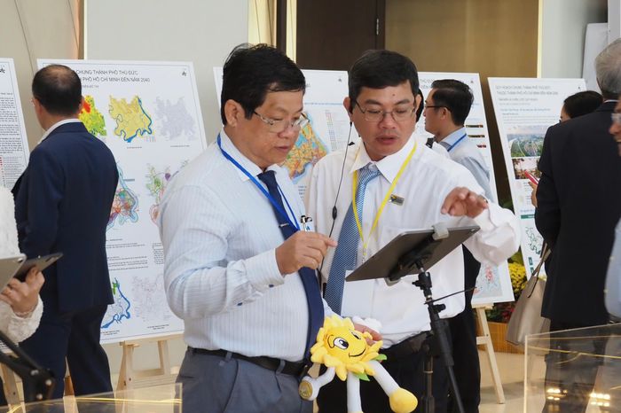 Tìm hiểu các thông tin quy hoạch bên ngoài hội nghị. Ảnh: HOÀNG HÙNG