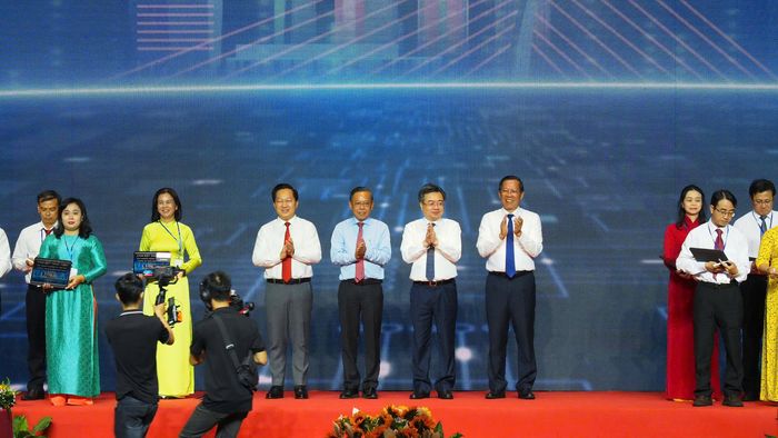 Lãnh đạo TPHCM và TP Thủ Đức chứng kiến các chủ tịch UBND phường ký cam kết thực hiện quy hoạch. Ảnh: HOÀNG HÙNG