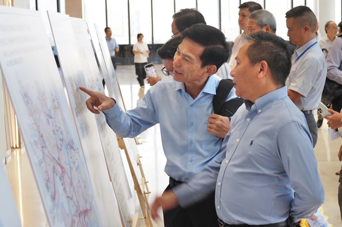 Tìm hiểu các thông tin quy hoạch bên ngoài hội nghị. Ảnh: HOÀNG HÙNG
