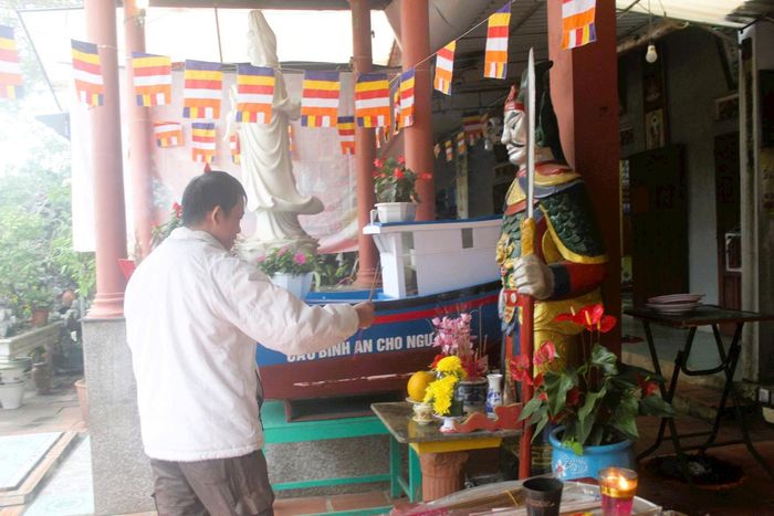 Vào các ngày rằm, mùng 1, những khi lễ người dân làng biển lại đến đền Chính thắp nén nhang thơm cầu mong sức khỏe, bình an và đánh bắt nhiều tôm cá sau mỗi chuyến ra khơi.