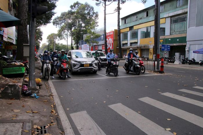 Người dân nghiêm túc dừng chờ đèn đỏ.