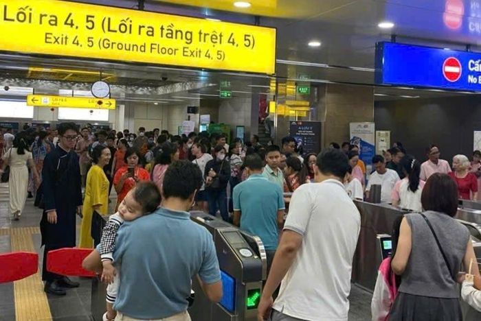 Hành khách đi Metro số 1 (Bến Thành - Suối Tiên) dịp Tết.