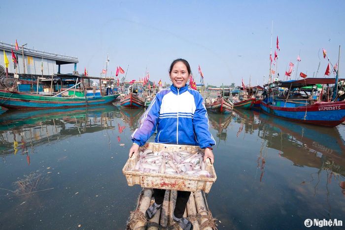 Đang rộ mùa đánh bắt nên lượng cá cháo đánh bắt được khá nhiều. Ra khơi từ 2h sáng, 8h sáng cập bờ, có những thuyền đánh bắt được 10-15kg cá cháo, thu nhập 1-1,2 triệu đồng/người/chuyến. Ảnh: T.P