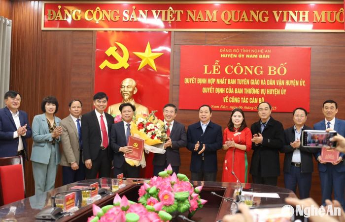 Lãnh đạo các Ban Tỉnh ủy và Huyện ủy Nam Đàn trao quyết định, tặng hoa chúc mừng Ban Tuyên giáo và Dân vận Huyện ủy Nam Đàn. Ảnh: Thúy Tình