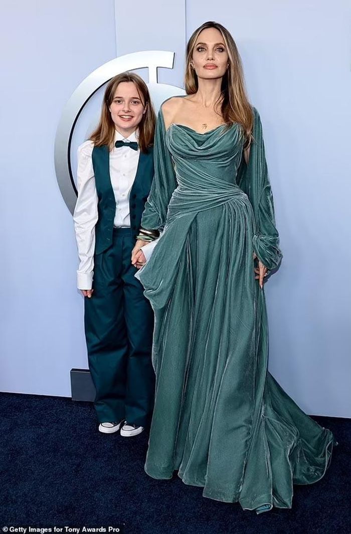 Angelina Jolie và Vivien