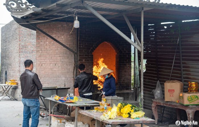 Lò hóa vàng không có cảnh đồ vàng mã tràn lan, cháy cả ra phía ngoài. Ảnh: Minh Quân.